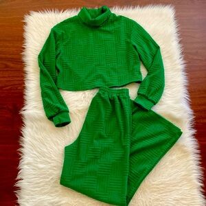 High neck drop shoulder crop swetershirt &  wide leg pants.